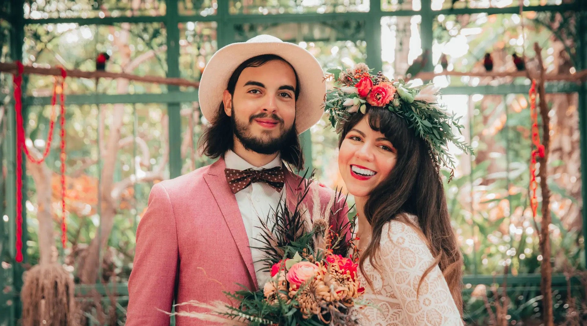 Beautiful weeding photo of a couple with a bohemian floral arrangement