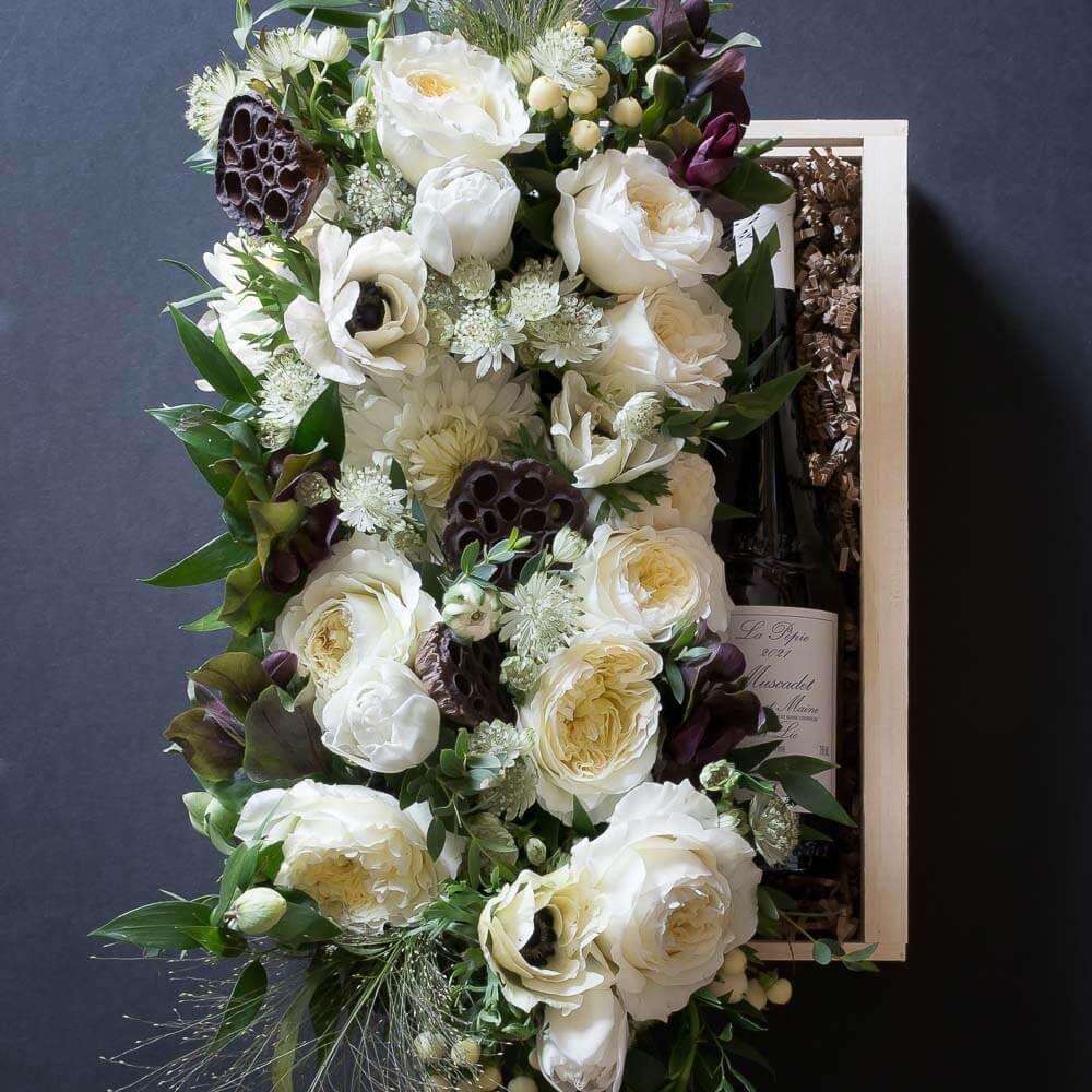 Jardin Floral gift box with white roses and burgundy flowers